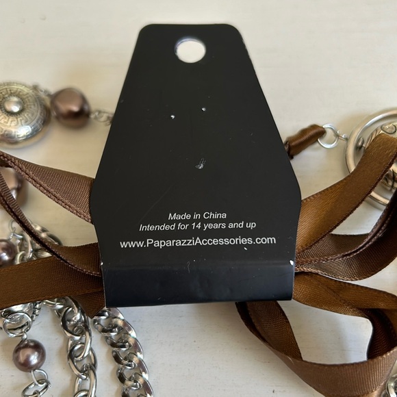 Paparazzi Beautiful Necklace & Pierced Earrings Set - Silver 🩶🩶🩶 - Picture 3 of 4